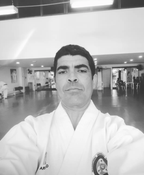Prof. Márcio Medina professor de Karate no tatame com dogi oficial Shinshukan